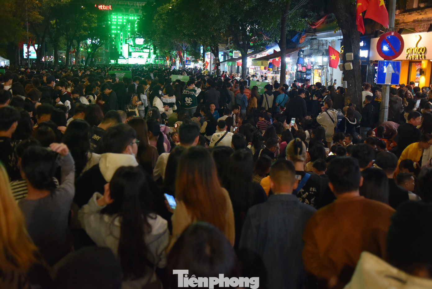 Ghi nhận lúc19h30, người dân Hà Nội và du khách quốc tế đã đổ về phố đi bộ hồ Gươm và quảng trường Đông Kinh Nghĩa Thục vui chơi nhân dịp Tết Dương lịch.