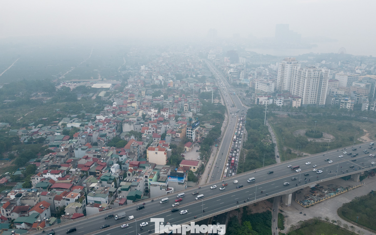 Bầu trời thành phố xám xịt.