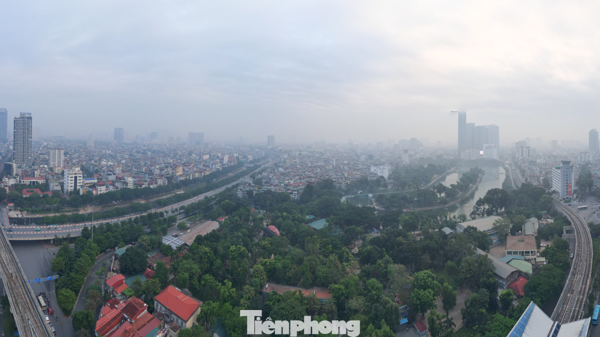 Nhìn từ trên cao, các mảng xanh hiếm hoi như công viên, vườn cây hiện rõ là những khu vực ít chịu tác động từ ô nhiễm và bụi mịn nhờ khả năng lọc bụi tự nhiên.