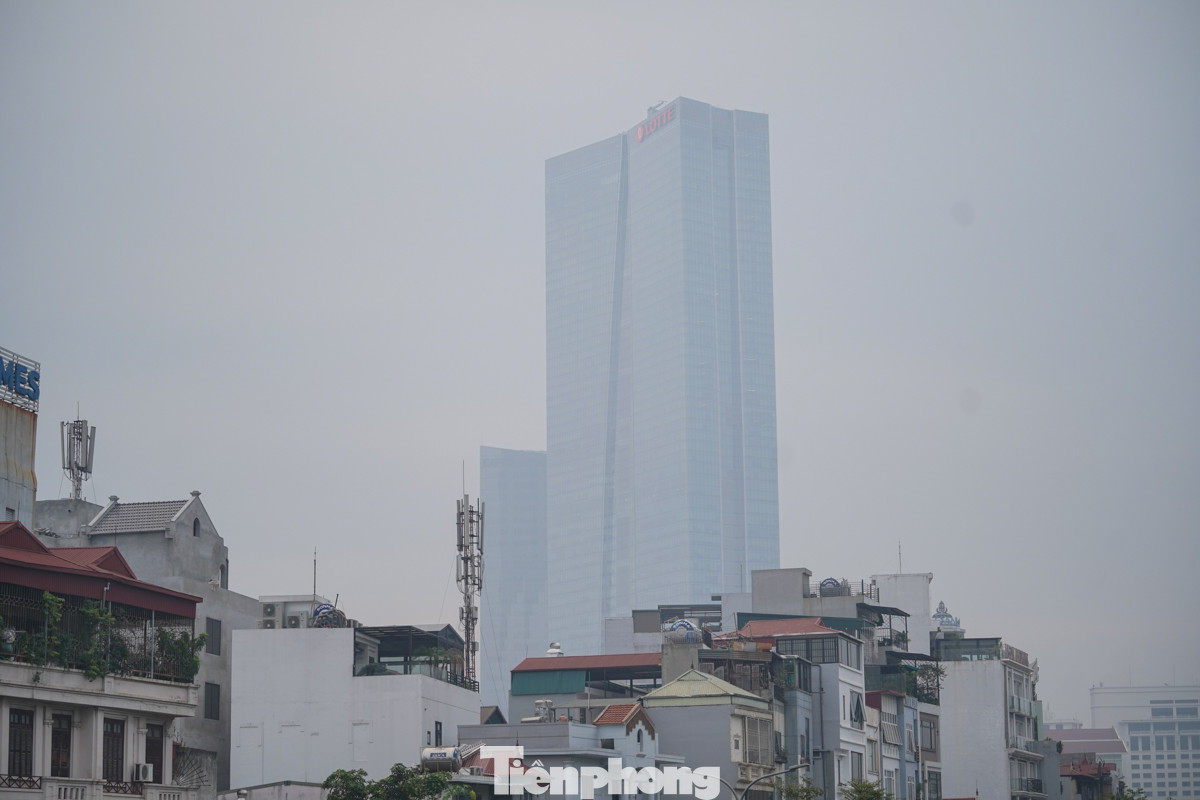 Toà Lotte Tây Hồ bị che khuất bởi màu trắng đục.