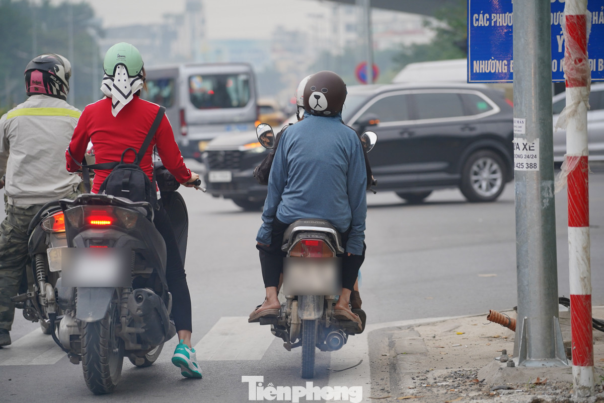 Lúc 8h30, chiếc xe máy cũ phát ra khói trắng khi di chuyển trên đường Âu Cơ.