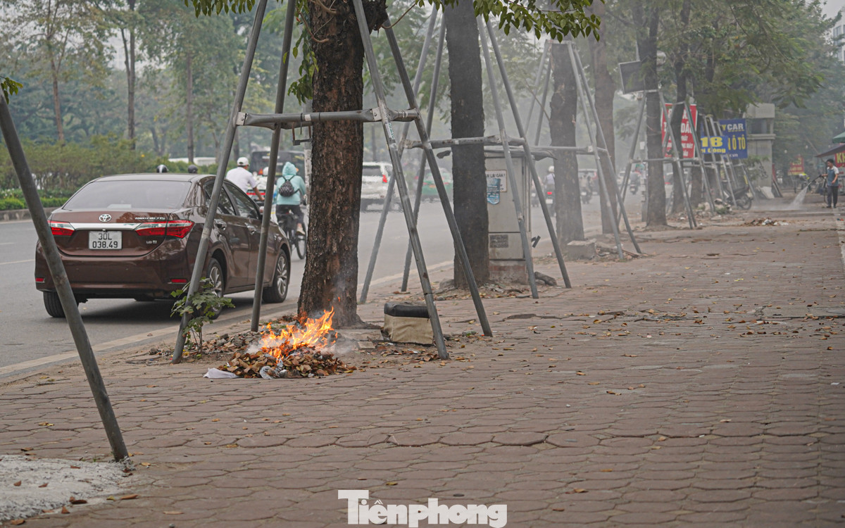 Ngoài ra, việc đốt rác ngoài trời, sử dụng than tổ ong, và các hoạt động sinh hoạt khác cũng thải ra nhiều chất ô nhiễm, góp phần làm tăng mức độ ô nhiễm không khí. (Hình ảnh ghi nhận trên đường Võ Chí Công lúc 9 giờ sáng nay).