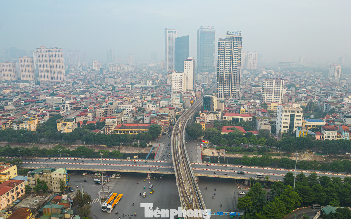 Vào lúc 6 giờ 30 tại khu vực ngã tư Cầu Giấy, bầu trời bị bao phủ bởi lớp sương dày đặc. Theo người dân, tình trạng mù mịt này đã kéo dài liên tục trong nhiều ngày qua.