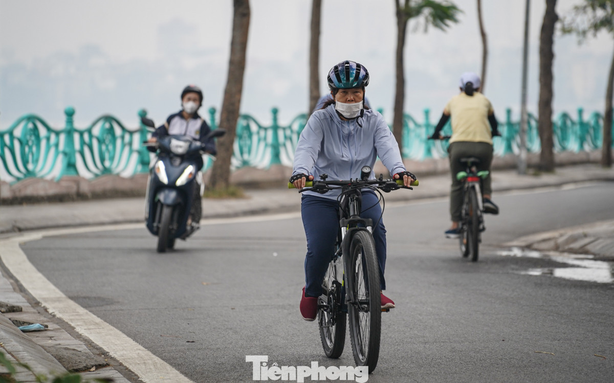 Đường ven Hồ Tây 7h30 vẫn mờ mịt trong lớp sương dày, chưa thấy bóng mặt trời. Người dân đi tập thể dục phải đeo khẩu trang để bảo vệ sức khỏe.