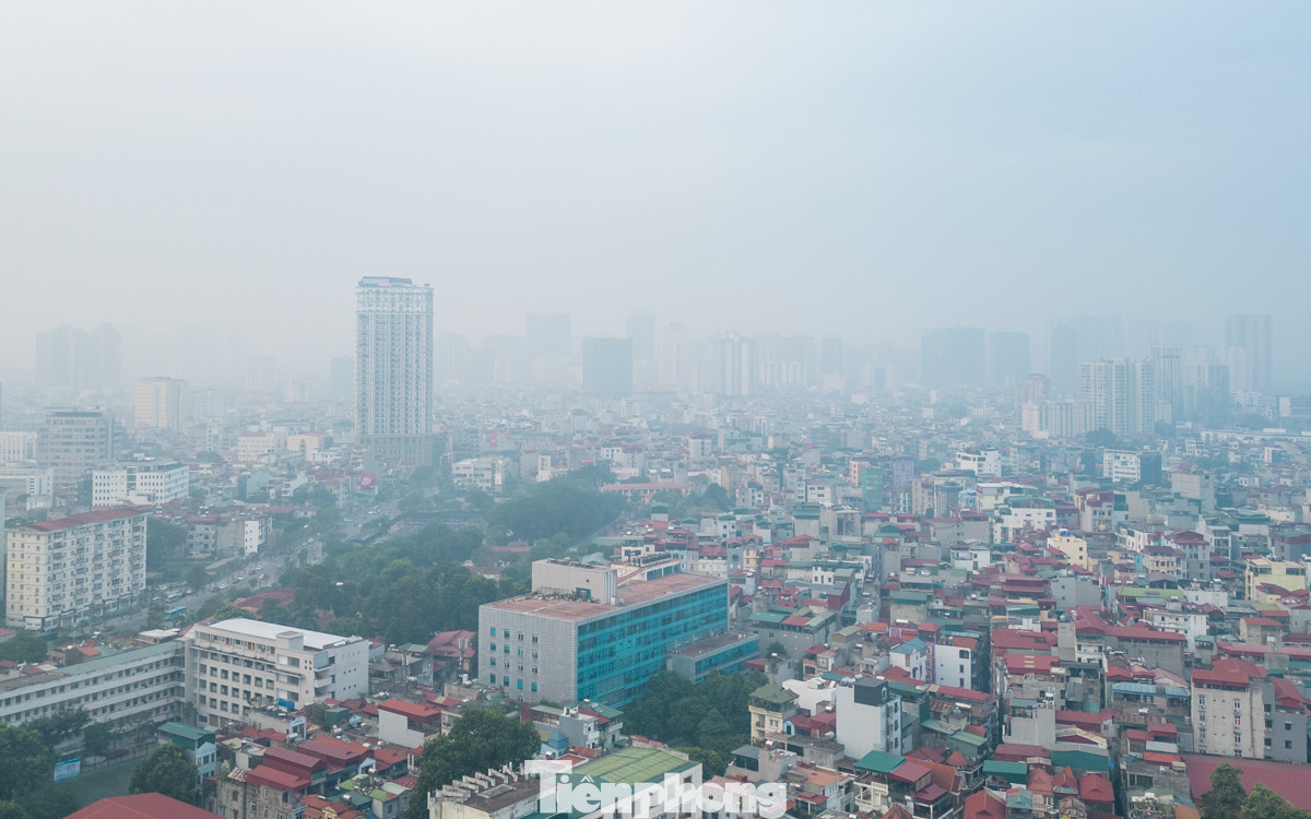 Từ sáng sớm 4/11, Thủ đô Hà Nội chìm trong lớp sương mù dày đặc, khiến các tòa nhà cao tầng và khu chung cư mờ ảo trong màn trắng đục. Lớp sương không chỉ che khuất tầm nhìn mà còn gây ảnh hưởng đến sức khỏe người dân do chất lượng không khí ở mức ô nhiễm cao.