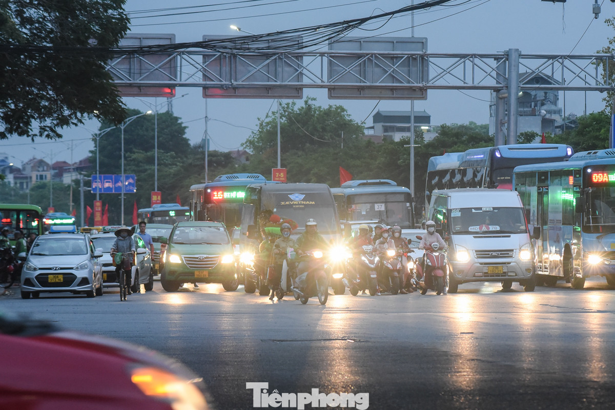 Đường Ngọc Hồi lúc 5 giờ 30 sáng rất đông các phương tiện.