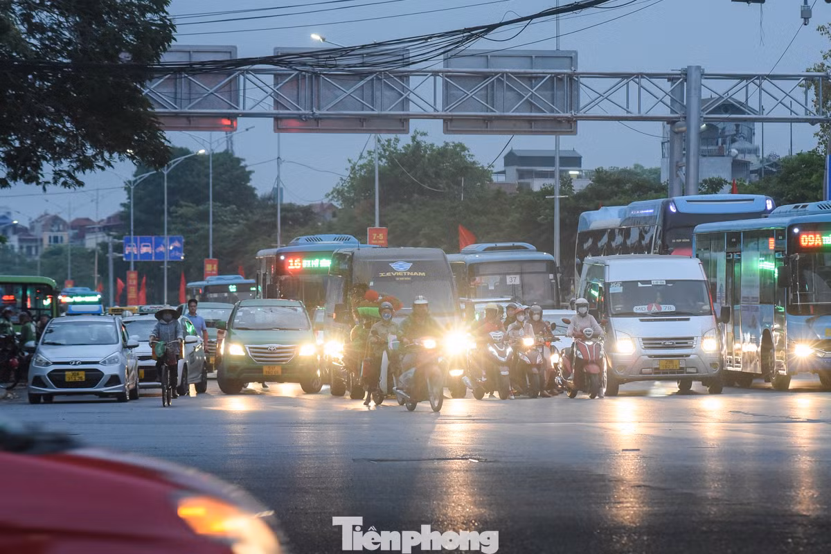 Đường Ngọc Hồi lúc 5 giờ 30 sáng rất đông các phương tiện.