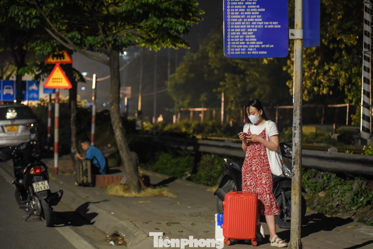 Nhiều người dân ngồi đợi xe buýt đến giờ chạy.