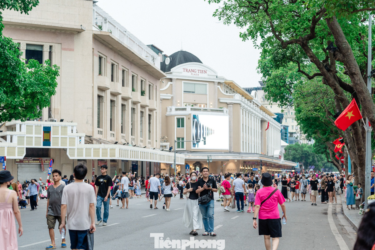Phía trước Tràng Tiền Plaza, đông đảo các bạn trẻ đi bộ, dạo quanh con phố trong tiết trời mát mẻ.