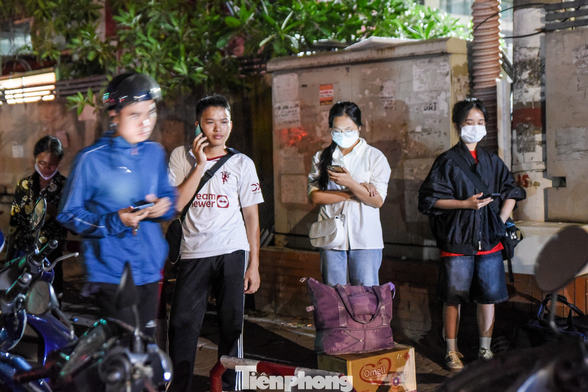 Nhiều người dân đứng phía ngoài bến xe Nước Ngầm để bắt xe.