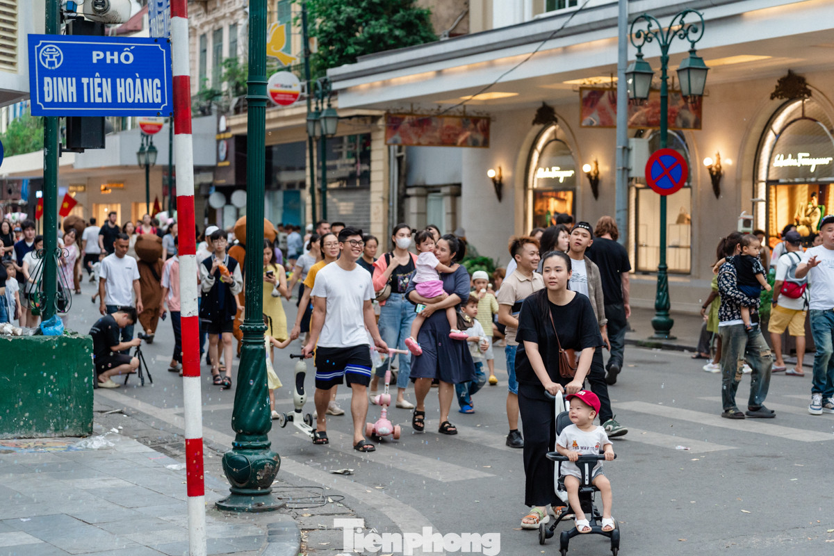 Hôm nay (1/5) ngày cuối cùng trong kỷ nghỉ lễ kéo dài 5 ngày, thời tiết tại Hà Nội chỉ khoảng 23-27 độ C, trời mát mẻ. Nhiều người ở Hà Nội đã lên phố đi bộ để vui chơi, dạo phố.