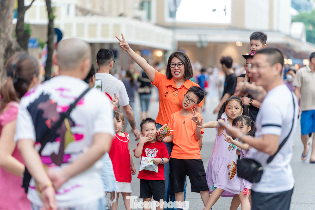 Khoảng 5 giờ chiều, dòng người từ khắp nơi đổ về, không gian càng thêm đông đúc, nhộn nhịp.