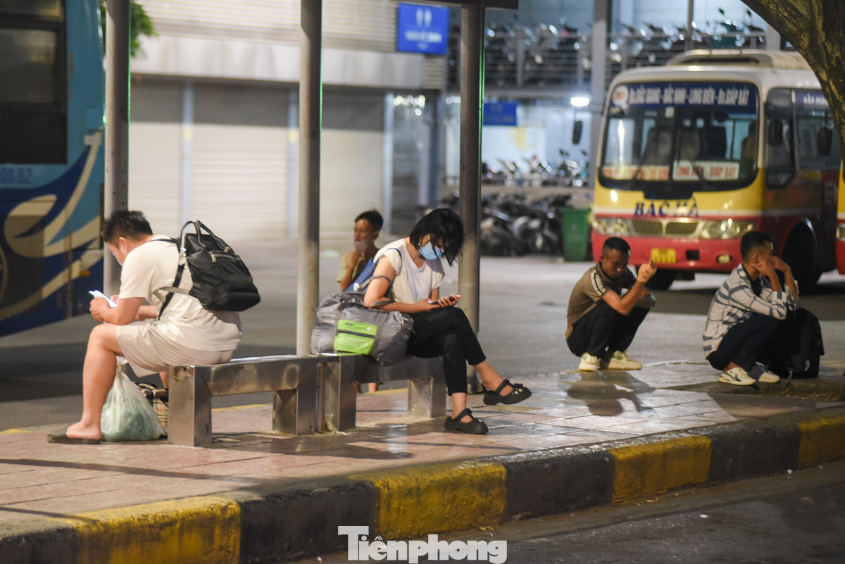 Nhiều người dân ngồi đợi xe buýt đến giờ chạy.