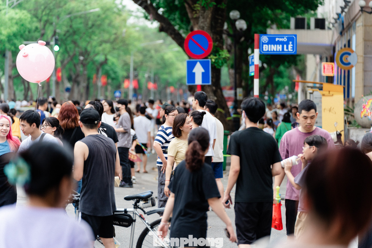 Các tuyến phố quanh Hồ Gươm đều rất đông đúc người qua lại.