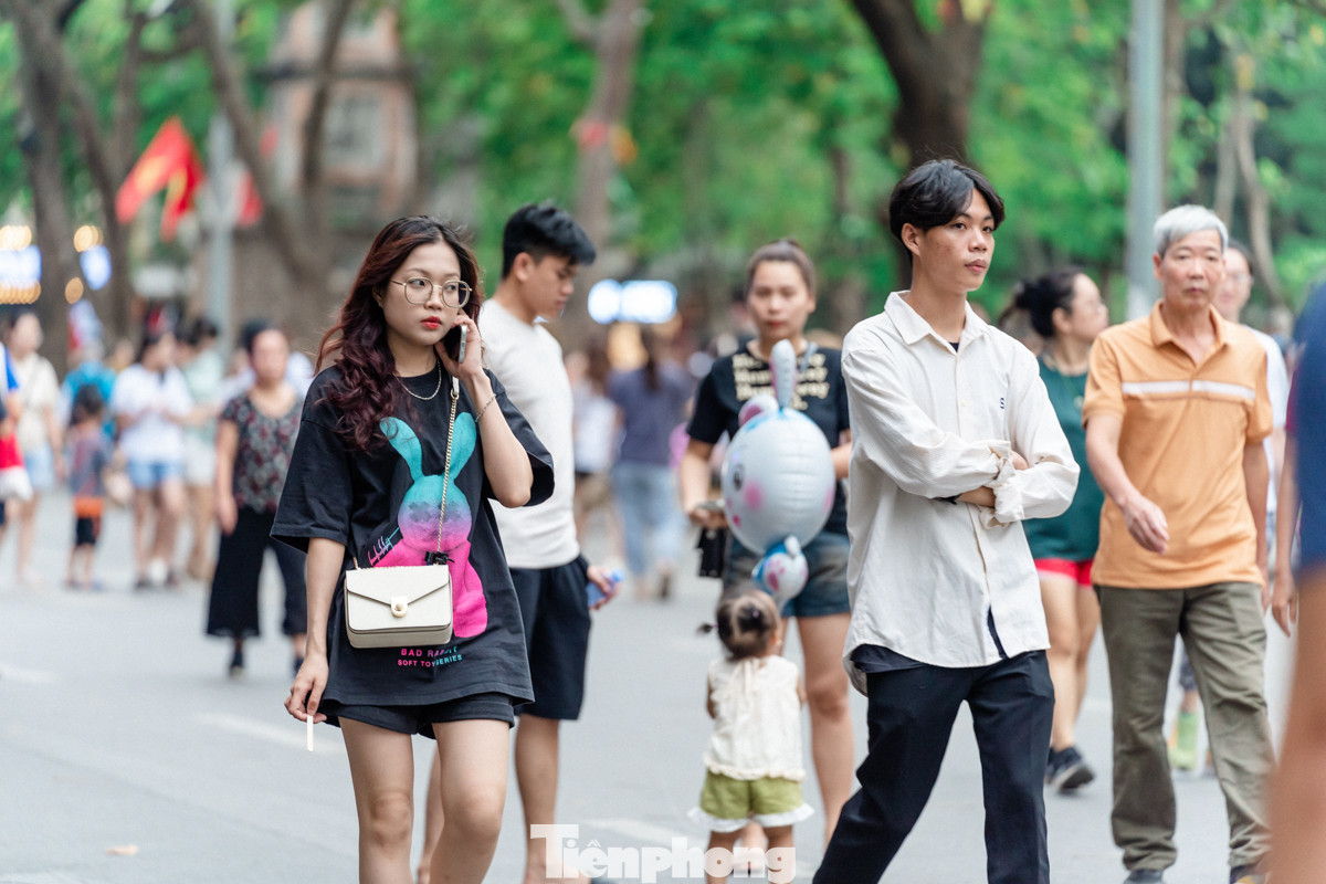 "Thời tiết mát mẻ nên mình đến Hồ Gươm chơi, những hôm trước trời rất nóng nên không dám ra ngoài. Cả kỳ nghỉ mình chỉ có ngủ ở nhà hôm nay mới ra đường", bạn Thu Thuỷ (Hà Nội) chia sẻ.