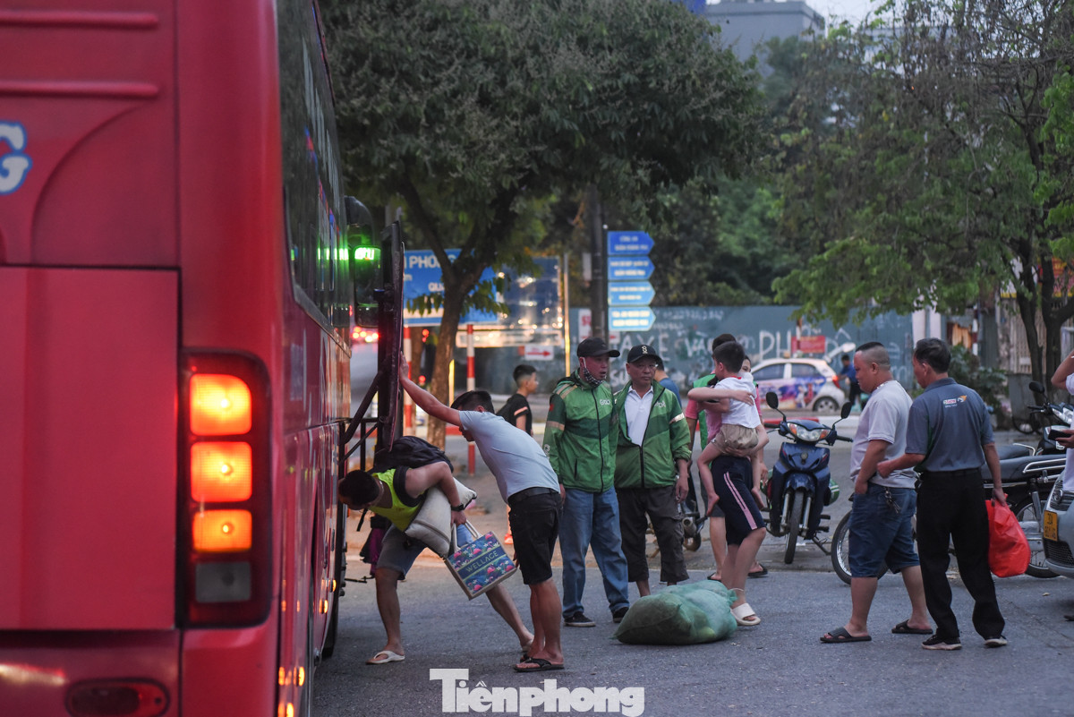 Theo quy định của pháp luật, lỗi đón trả khách trên đường cao tốc sẽ bị xử phạt hành chính từ 10 triệu - 12 triệu đồng. Lái xe có thể bị tước bằng lái xe từ 2 tháng - 4 tháng và doanh nghiệp bị tước phù hiệu 1 tháng - 3 tháng. Theo quy định của pháp luật, lỗi đón trả khách trên đường cao tốc sẽ bị xử phạt hành chính từ 10 triệu - 12 triệu đồng. Lái xe có thể bị tước bằng lái xe từ 2 tháng - 4 tháng và doanh nghiệp bị tước phù hiệu 1 tháng - 3 tháng.