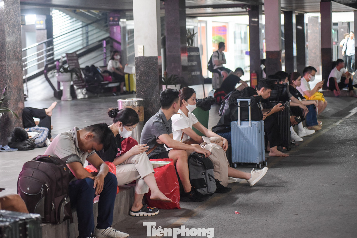 Một số người vì đến bến quá sớm nên chọn nghỉ ngơi tại chỗ chờ người thân đến đón hoặc đợi sáng sớm bắt xe về nơi ở cho rẻ.