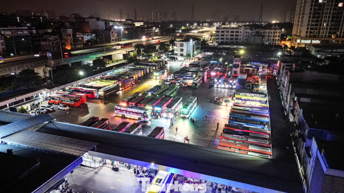 Bên trong bến xe chật cứng phương tiện từ các tỉnh đổ về.