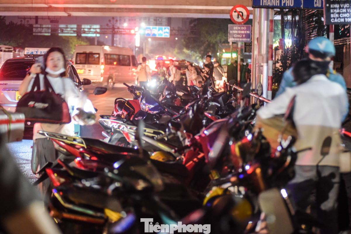 Phía bên ngoài bến xe, rất đông tài xế đứng sẵn để đón khách.