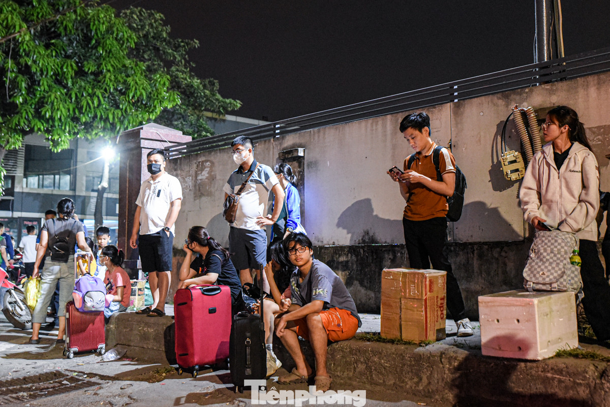 Nhiều người dân đứng phía ngoài bến xe Nước Ngầm để bắt xe.