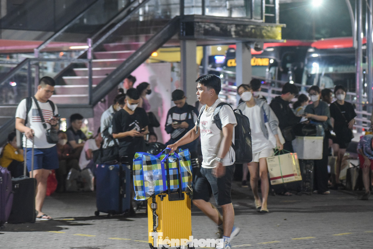 Tờ mờ sáng ngày 1/5, dù chưa kết thúc kỳ nghỉ lễ, thế nhưng nhiều người dân từ các tỉnh đã đổ về Thủ đô.