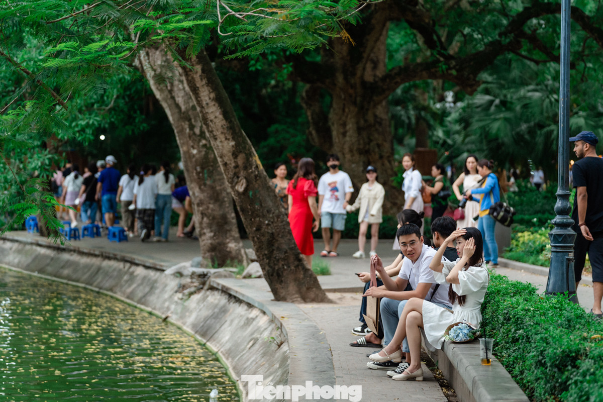 Rất đông người dân và du khách nghỉ chân tại khu vực ven hồ.
