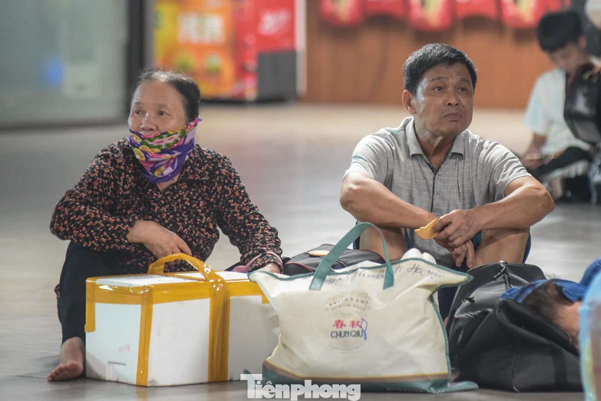 Vợ chồng ông Lê Văn Mạnh (Nghệ An) ngồi vật vã trong bến xe Nước Ngầm lúc 4 giờ 30 sáng. "Tôi sợ cảnh tắc đường nên đi từ tối qua đến hơn 3 giờ sáng là đã tới bến.Tôi và vợ chờ đến sáng bắt xe buýt về trọ cho rẻ", ông Mạnh chia sẻ.