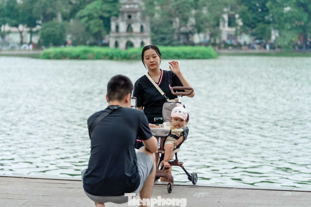 Lựa chọn chụp ảnh với tháp rùa Hồ Gươm là một trong những hoạt dộng không thể thiếu với nhiều gia đình, du khách khi đến với Thủ đô.