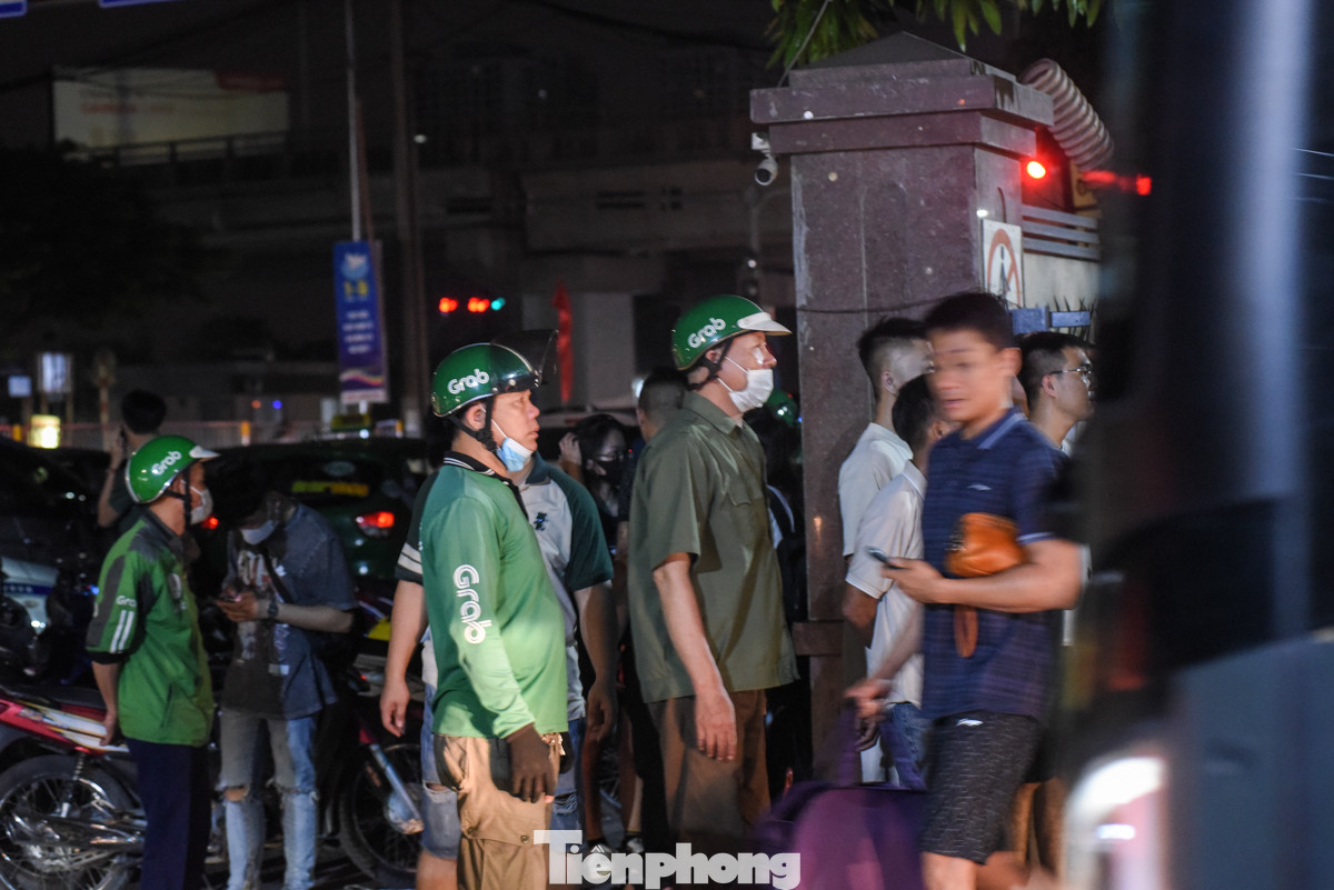 Phía bên ngoài bến xe, rất đông tài xế đứng sẵn để đón khách.