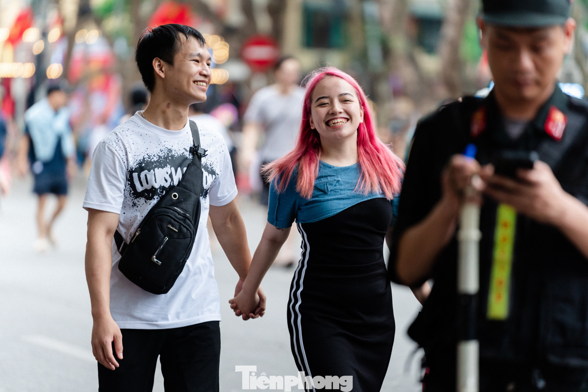 Các cặp đôi vui vẻ, tận hưởng kỳ nghỉ lễ bên nhau.