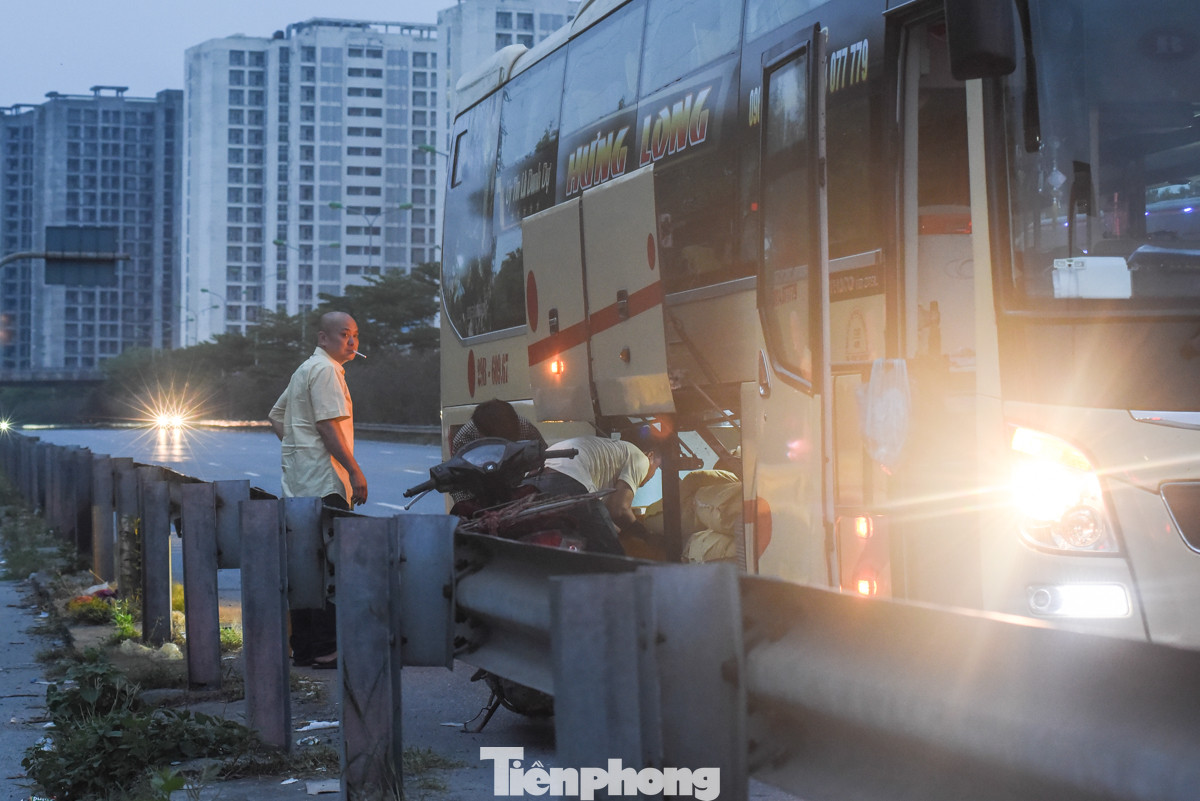 Một số xe khách ngang nhiên dừng xe trả khách ngay trên cao tốc Pháp Vân - Cầu Giẽ.