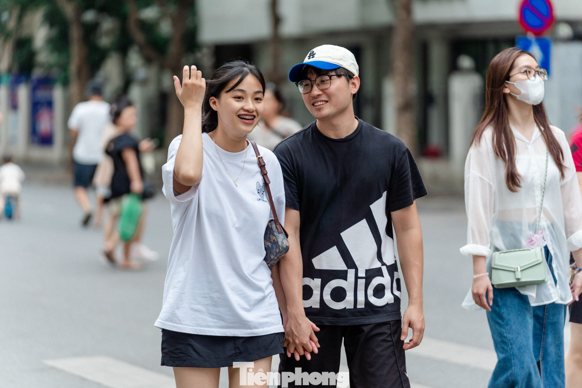 Các cặp đôi vui vẻ, tận hưởng kỳ nghỉ lễ bên nhau.