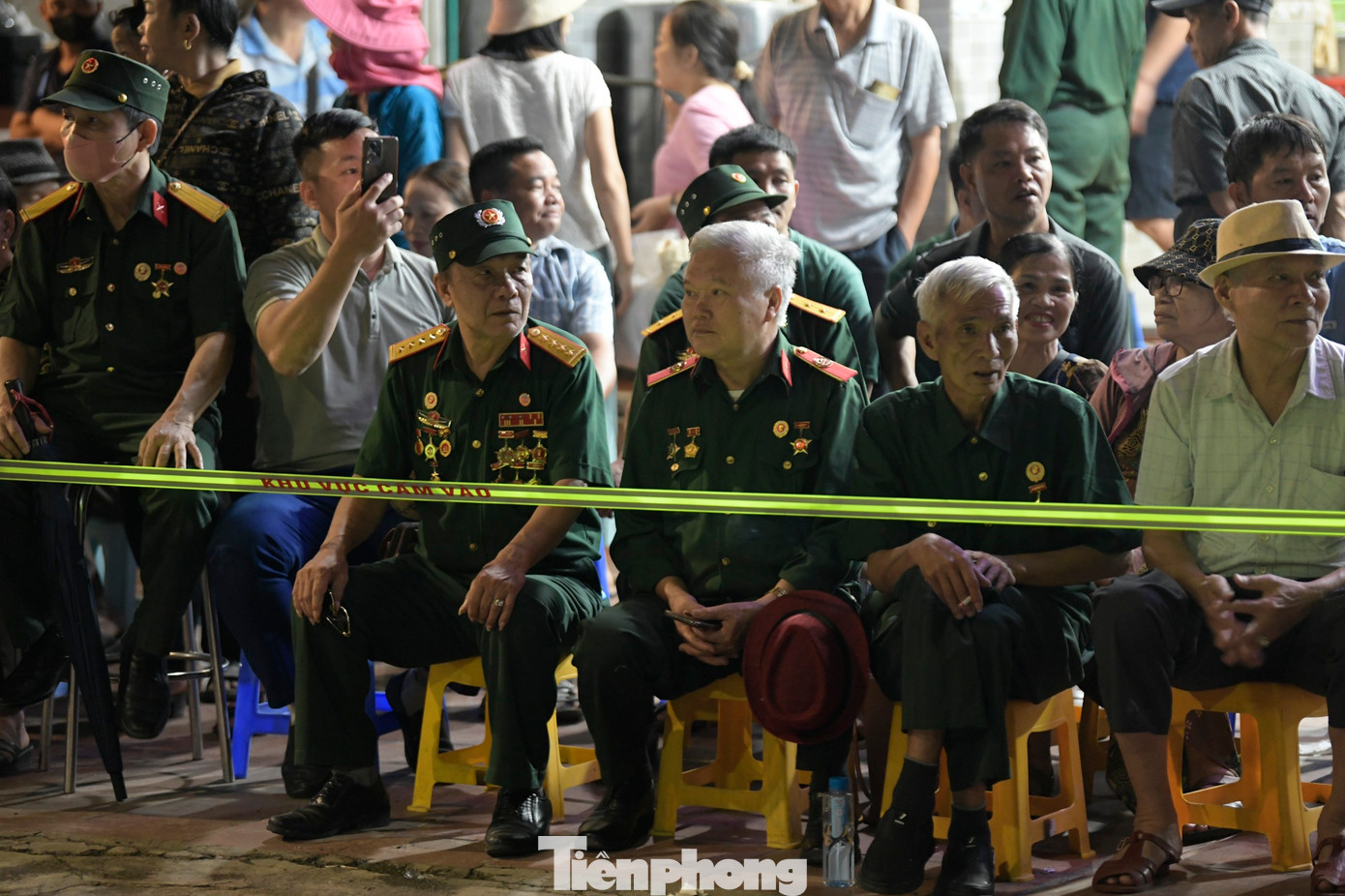 Khoảng 3-4h sáng, người dân và các cựu chiến binh đã ngồi chật kín vỉa hè đường Hoàng Văn Thái - TP Điện Biên Phủ.