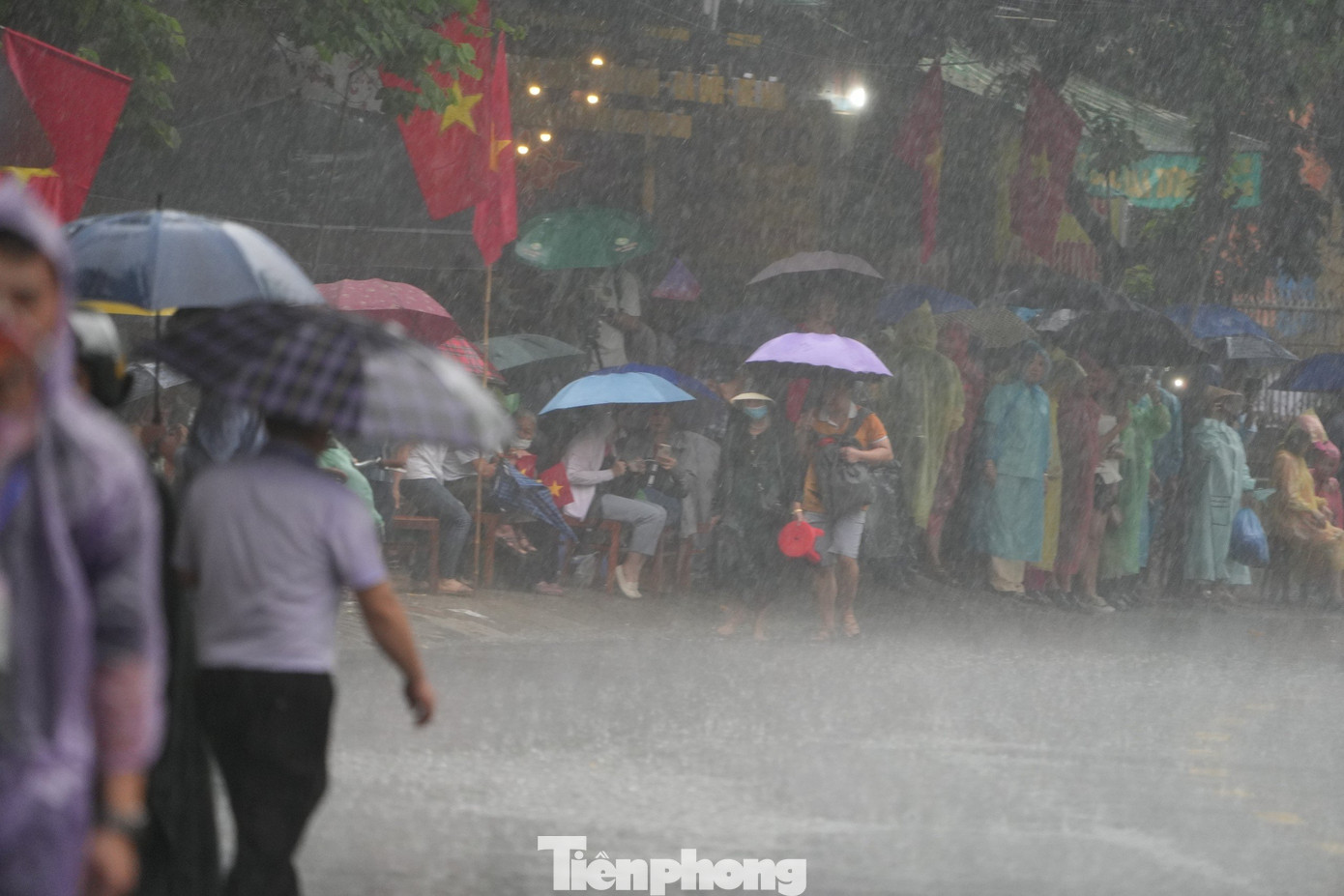 Ngoài đường, hàng vạn người dân đội mưa đón chờ màn diễu binh, diễu hành kỷ niệm 70 năm chiến thắng Điện Biên Phủ.