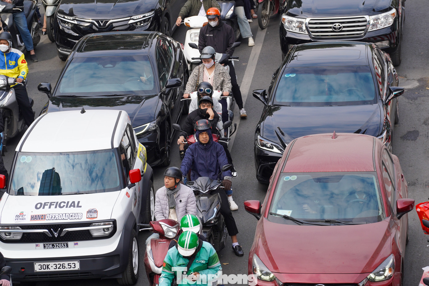 Giữa trưa, phố Huỳnh Thúc Kháng đông đúc cả 2 chiều đường.