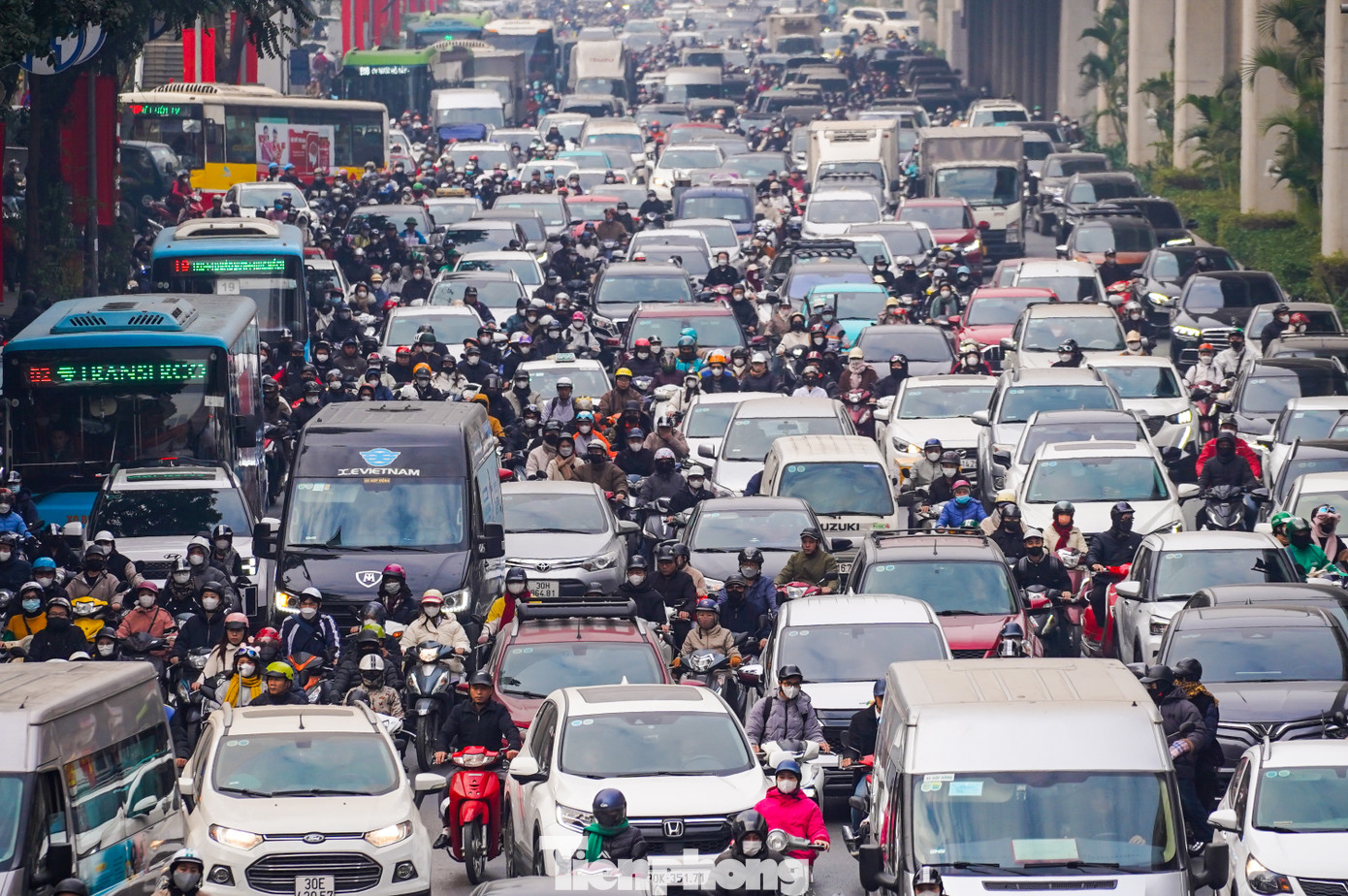 Trục đường Nguyễn Trãi (quận Thanh Xuân) cũng không tránh khỏi đông đúc trong giờ cao điểm sáng.