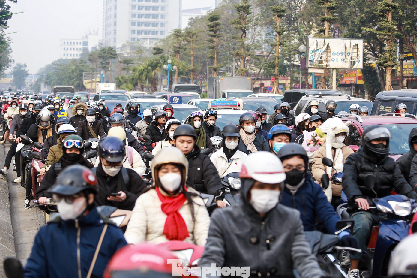 Dòng người di chuyển trên đường Hoàng Quốc Việt sáng 15/1.