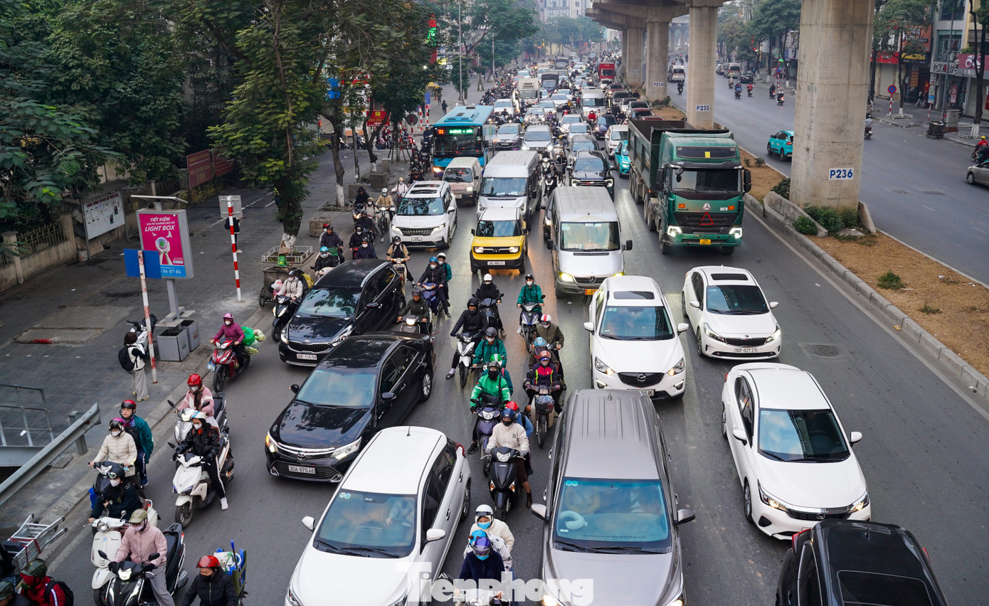 Khoảng 6h30 sáng, tại đường Hồ Tùng Mậu.