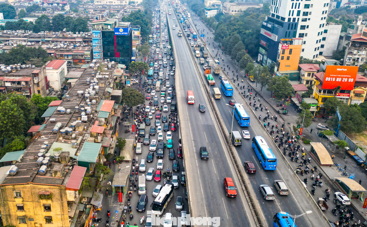 Hình ảnh tại đường Khuất Duy Tiến lúc 8h20 ngày 15/1.