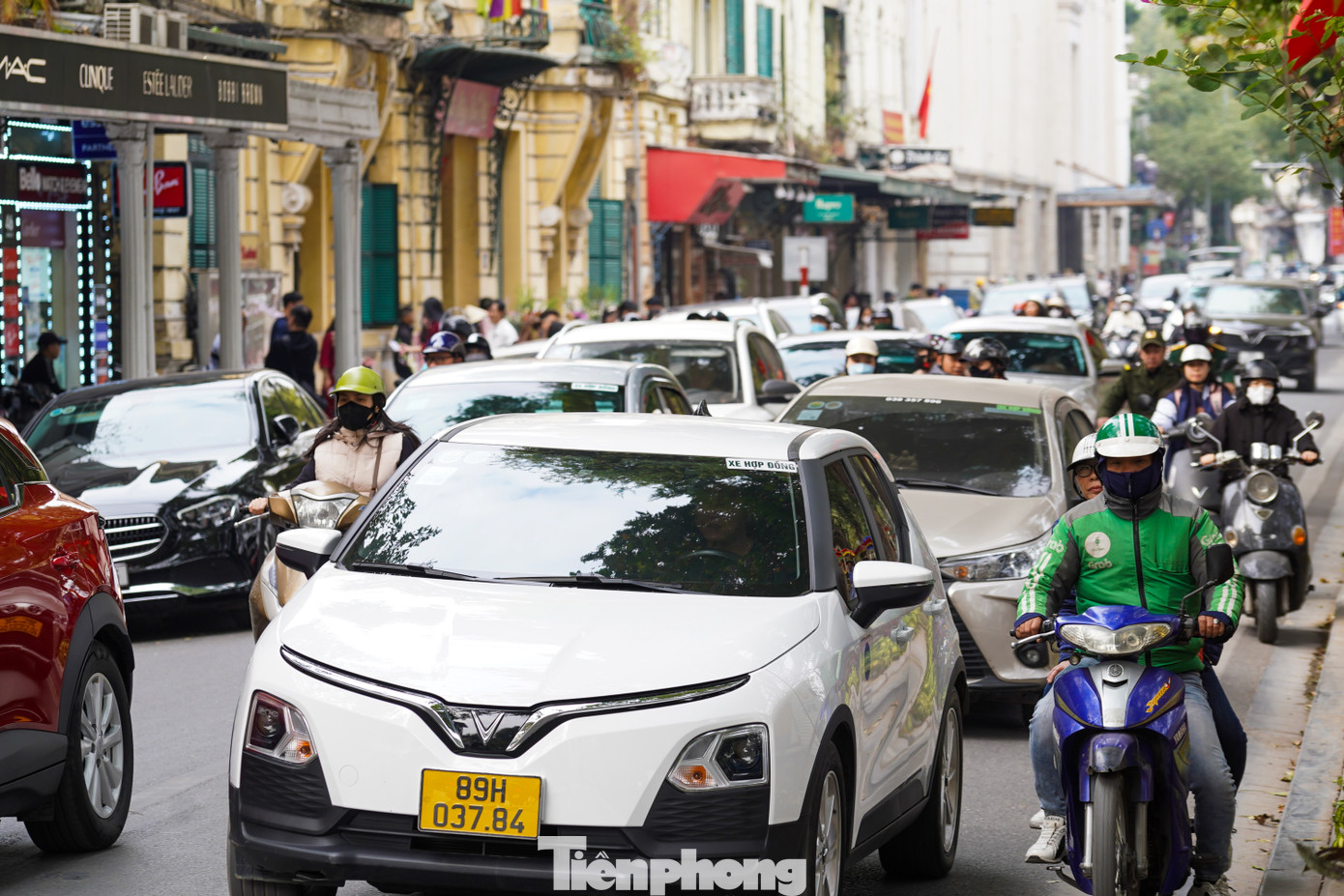 Dọc phố đi bộ Hồ Gươm, dòng phương tiện ô tô, xe máy di chuyển chậm dù đã 14h chiều.