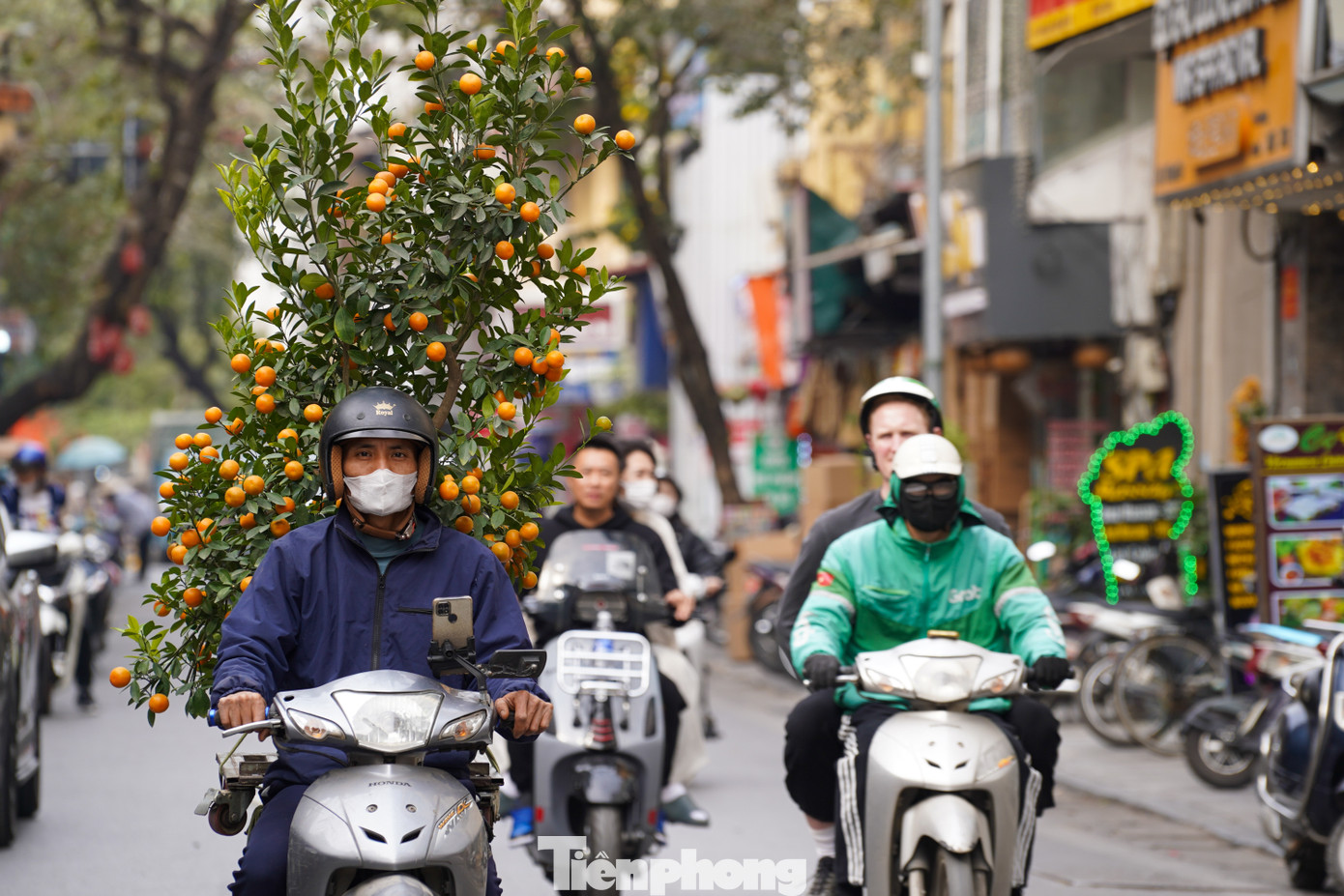 Một phần nguyên nhân dẫn đến tình trạng trên là do nhu cầu mua sắm Tết của người dân tăng cao, lượng phương tiện đổ ra đường cũng tăng đột biến theo.