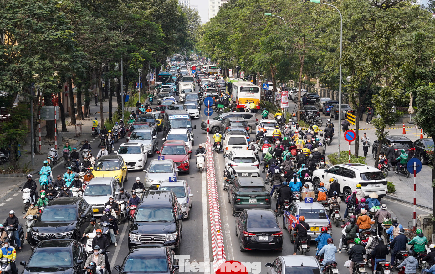 Giữa trưa, phố Huỳnh Thúc Kháng đông đúc cả 2 chiều đường.