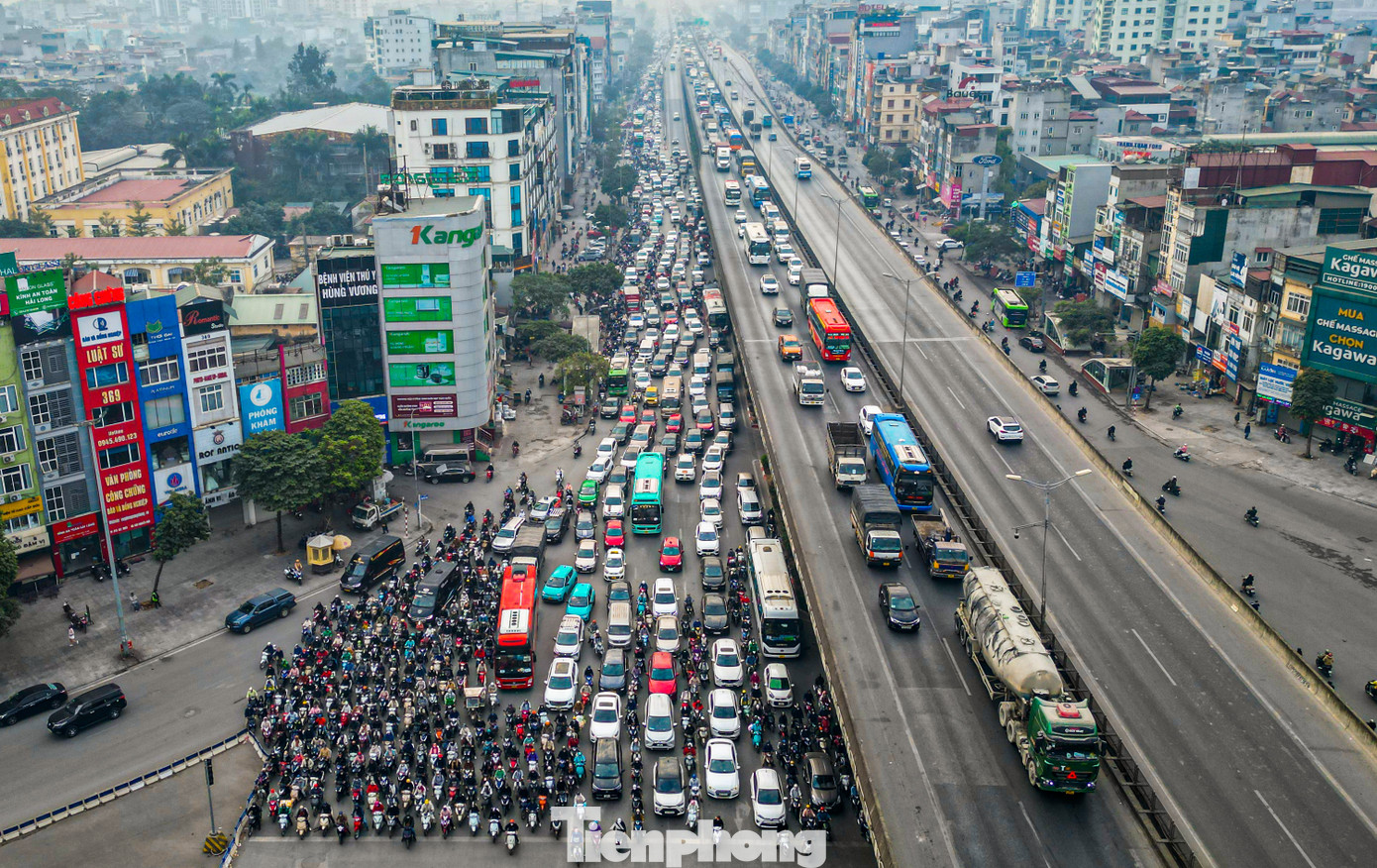 Khoảng 2 tuần trước Tết Nguyên đán 2025, các hoạt động kinh doanh vận tải diễn ra tấp nập. Lượng người đi mua sắm cũng tăng cao khiến mật độ phương tiện gia tăng đặc biệt tại các tuyến đường như đường Vành đai 3 trên cao, Ngã Tư Sở, khu vực phố cổ...