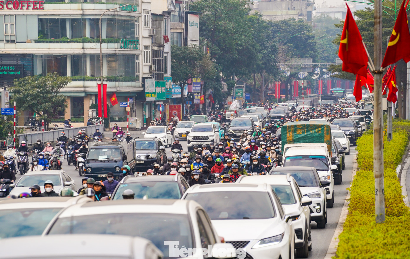 Người dân di chuyển từ Nguyễn Trãi hướng sang Tây Sơn.