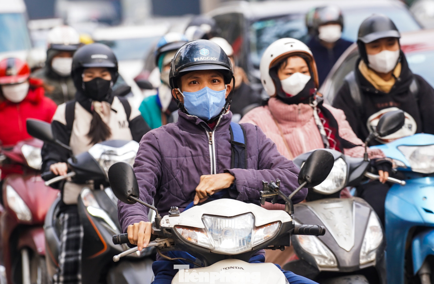 Vào dịp cận tết, để tới công sở đúng giờ, anh Ngọc Hùng (quận Cầu Giấy) phải đi rời nhà từ khá sớm