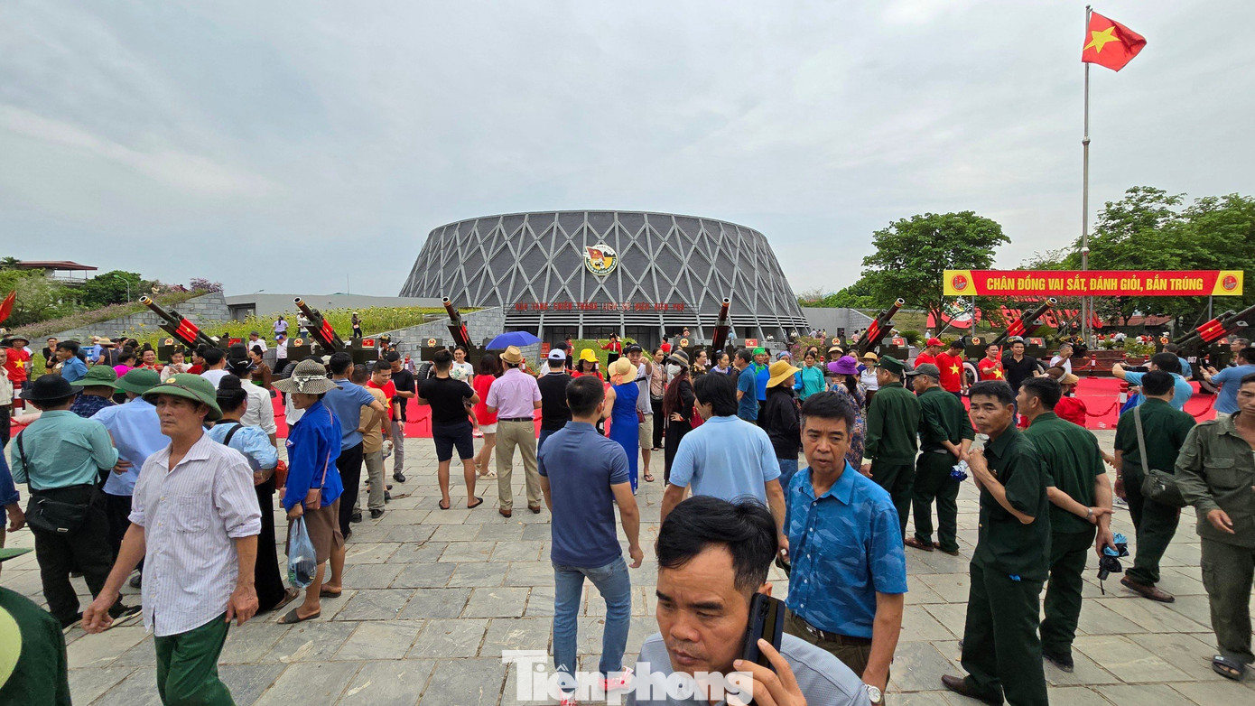 Tại Bảo tàng Chiến thắng lịch sử Điện Biên Phủ (phường Mường Thanh, TP Điện Biên) đông đúc người dân và du khách có mặt. Tại Bảo tàng Chiến thắng lịch sử Điện Biên Phủ (phường Mường Thanh, TP Điện Biên) đông đúc người dân và du khách có mặt.