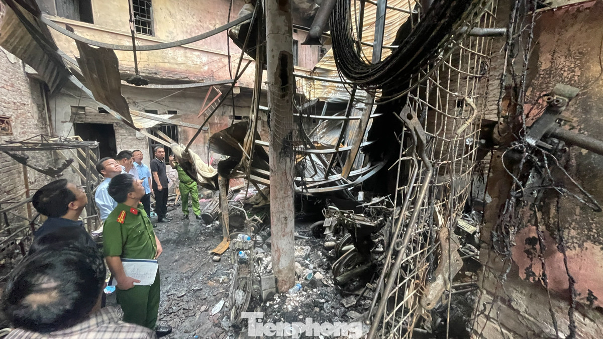 Lực lượng chức năng kiểm tra hiện trường.