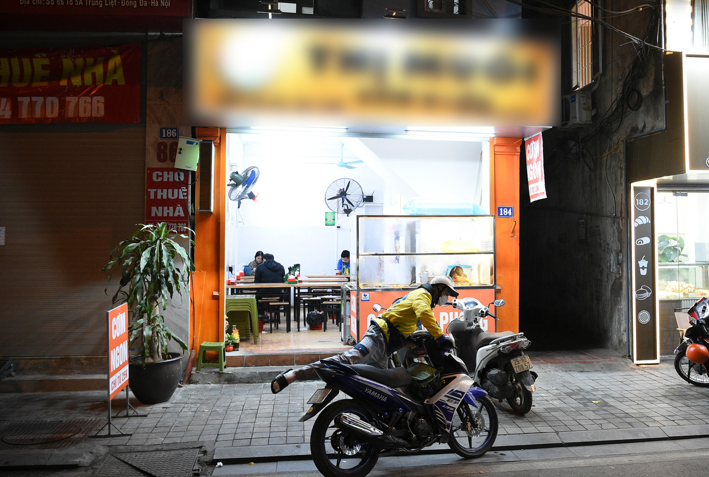 Một chủ quán cơm, phở cho biết, cả tối bán chưa đến 10 suất, khách chủ yếu đặt qua ứng dụng, nên phần lớn người ghé quán là shipper. Một chủ quán cơm, phở cho biết, cả tối bán chưa đến 10 suất, khách chủ yếu đặt qua ứng dụng, nên phần lớn người ghé quán là shipper.