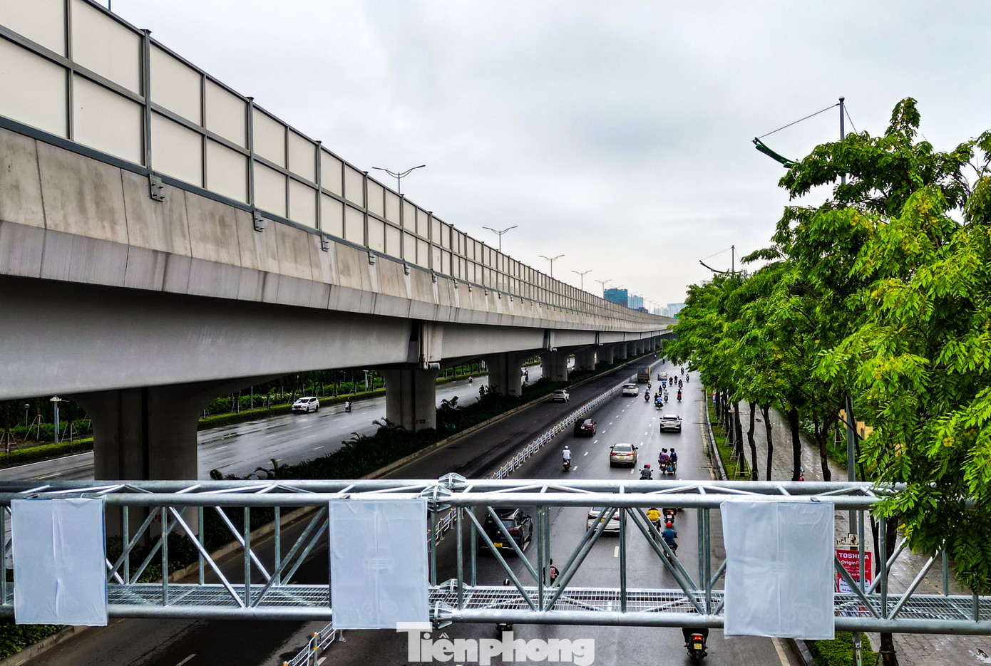 Trong thời gian tới, hệ thống biển báo hiệu giao thông sẽ được lắp đặt trên các khung giá long môn để tăng khả năng quan sát cho người điều khiển phương tiện.