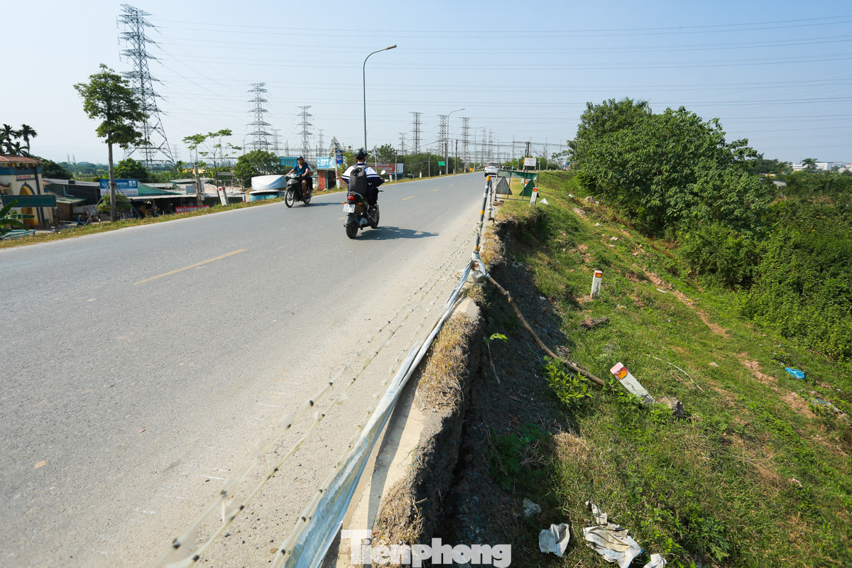 Vị trí sạt lở mái đê thượng lưu đê hữu Đáy trong phạm vi khoảng từ K8+500 ÷ K8+600, K15+480 ÷ K15+600, K18+000 ÷ K18+150 thuộc địa bàn các xã Sài Sơn, Đồng Quang và Tân Hòa, huyện Quốc Oai.